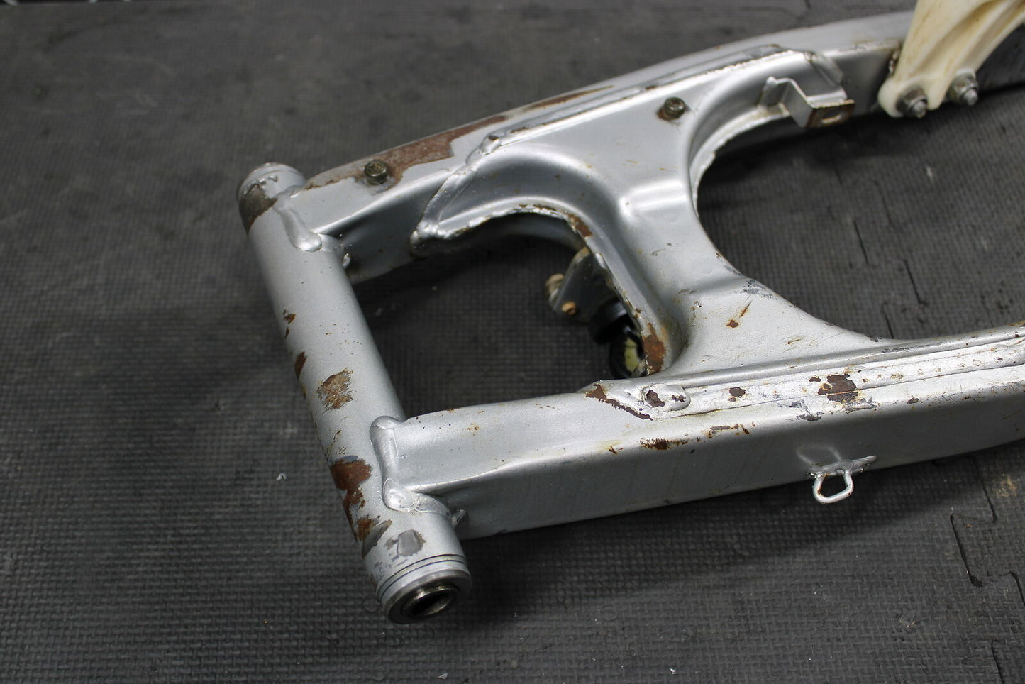 2000 HONDA XR200R OEM SWINGARM SWING ARM SUSPENSION 52200-KT0-A30ZA