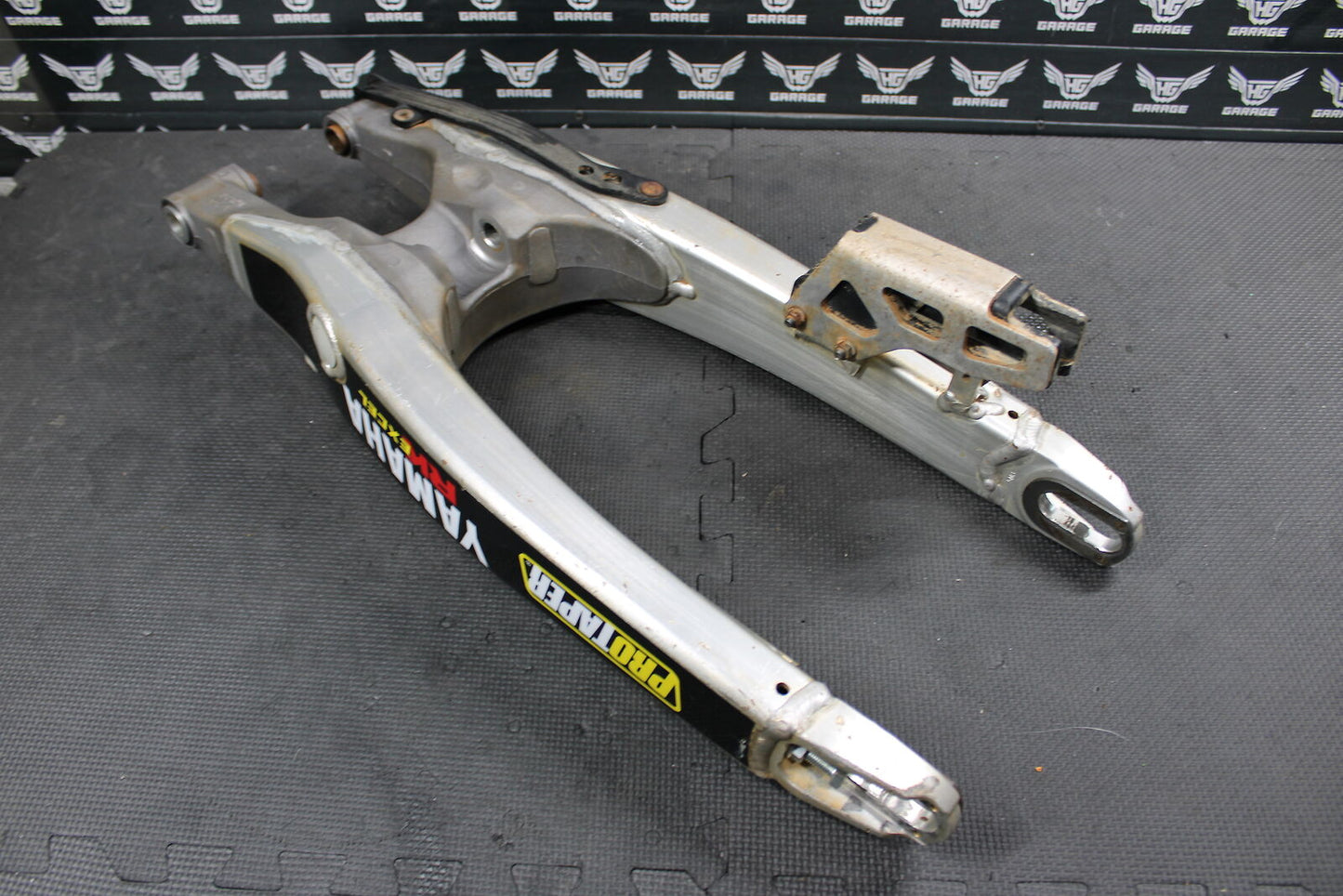 2006 YAMAHA YZ250F OEM SWINGARM SWING ARM SUSPENSION 1C3-22110-50-00