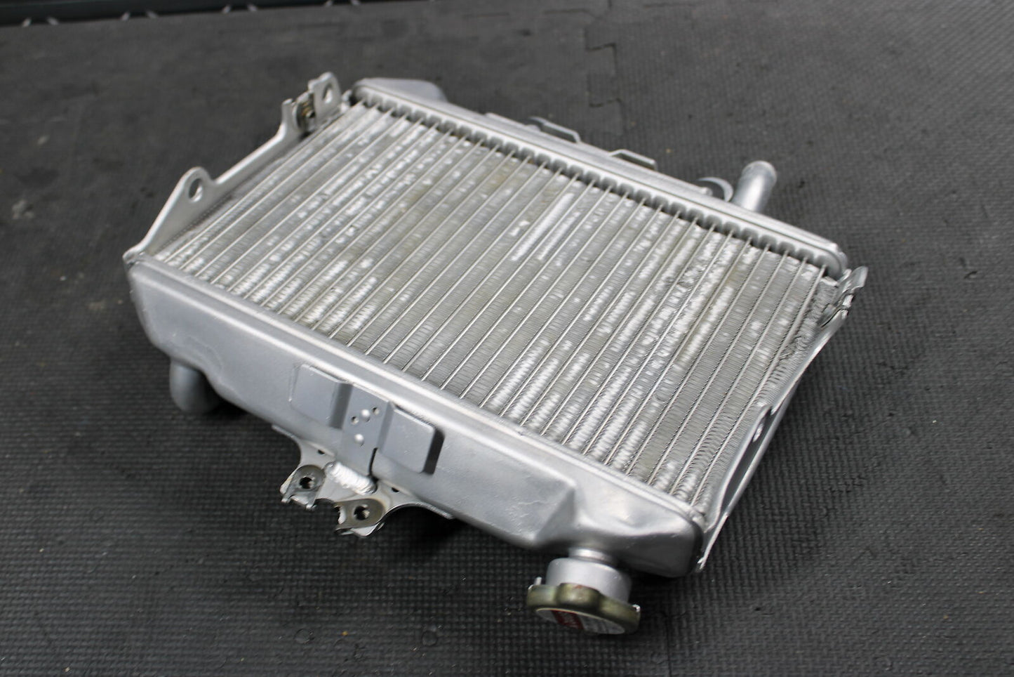 1998 HONDA CR125R OEM ENGINE MOTOR COOLING COOLER RADIATOR 19100-KZ4-A70