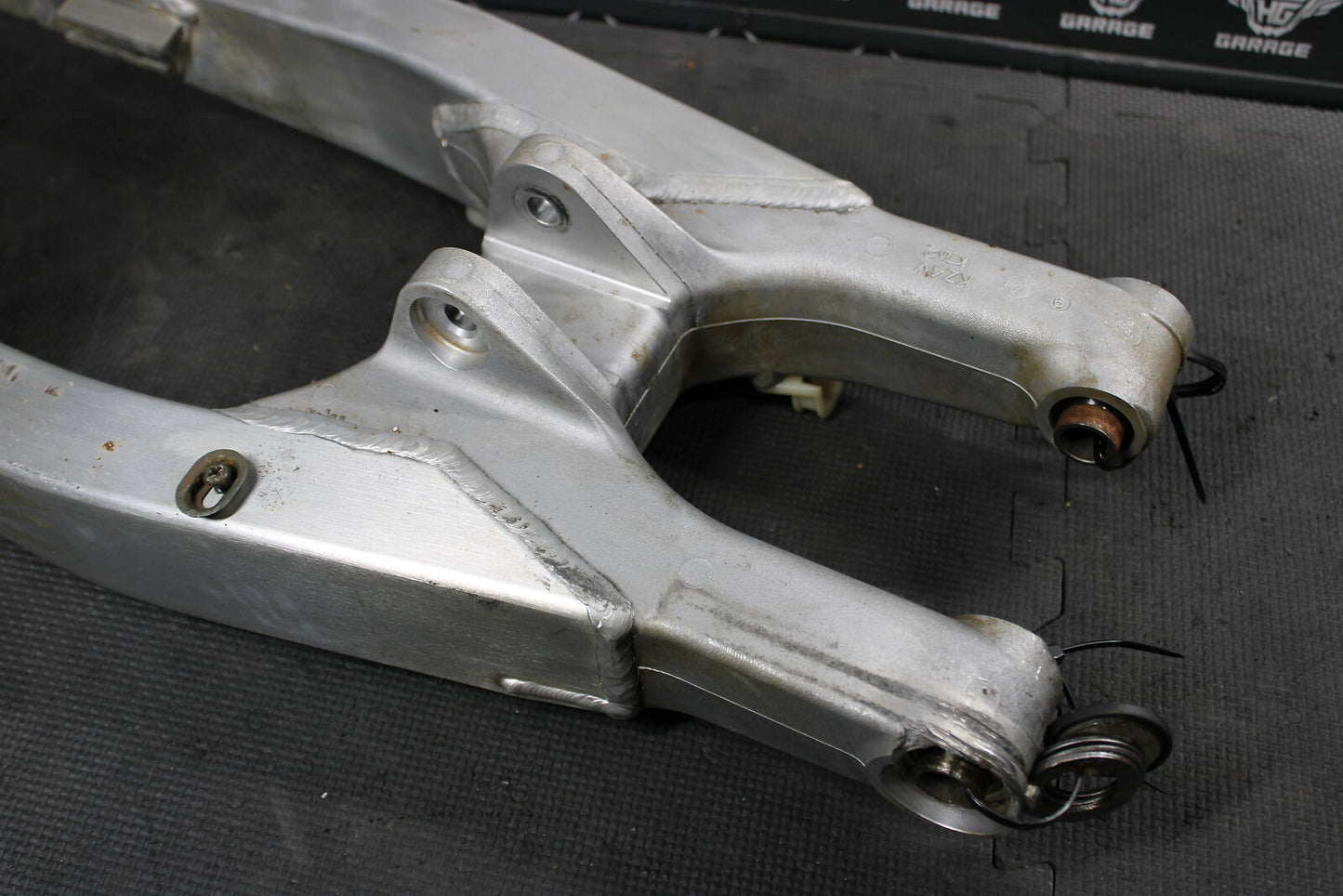 2002 HONDA CRF450R OEM SWINGARM SWING ARM SUSPENSION 52200-MEB-000